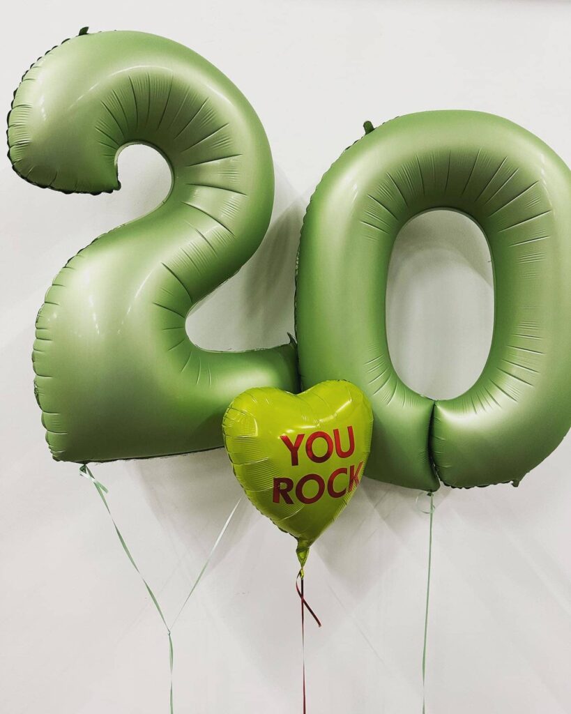 Zahl 20 in Mattgruen als Zahlenballons