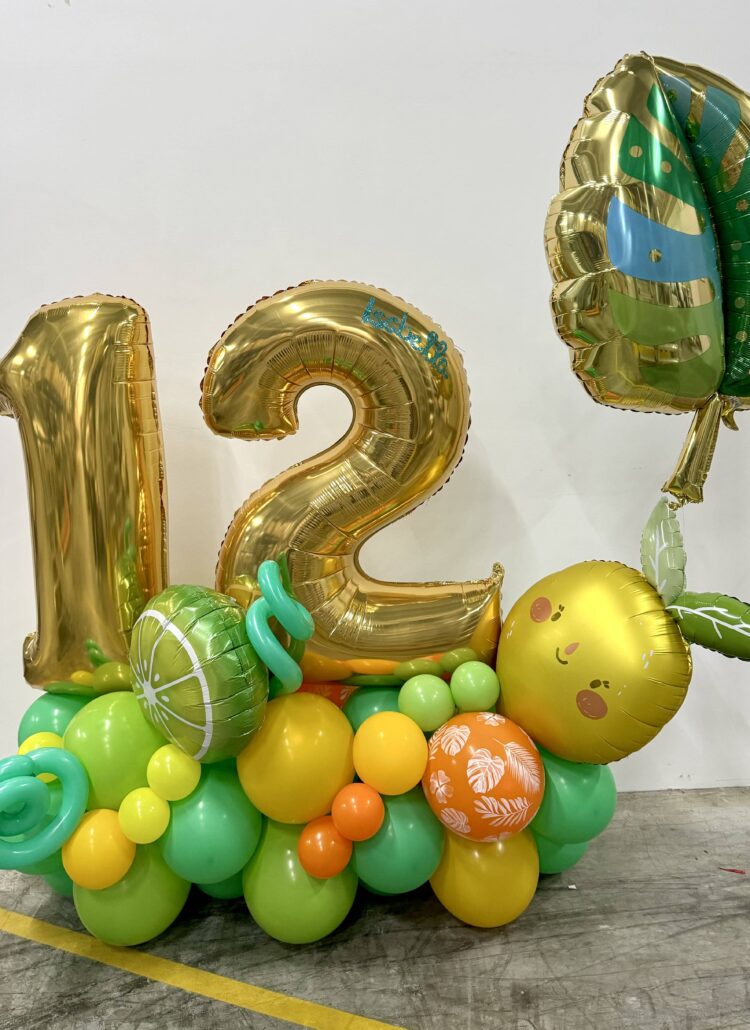 Zahl Zwölf in Gold mit Dekorationsballons