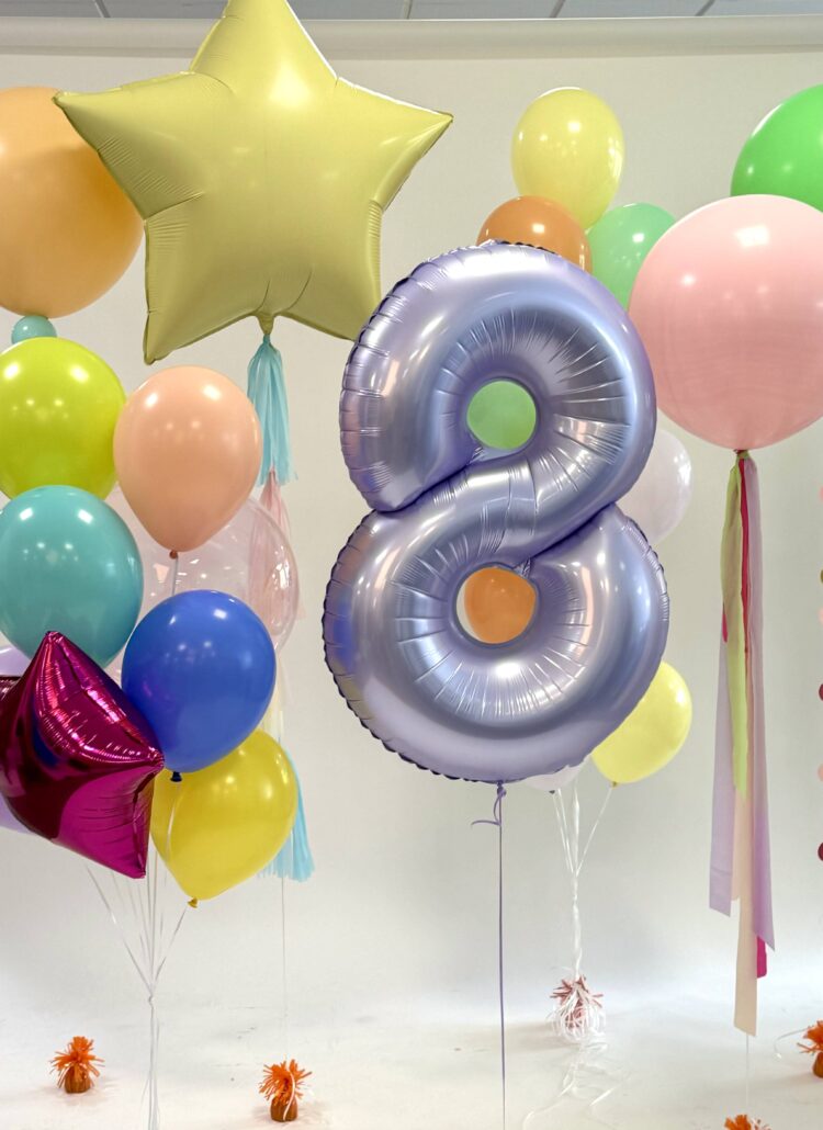 Zahlenballon Zahl Acht mit Dekoballons in vielen Farben